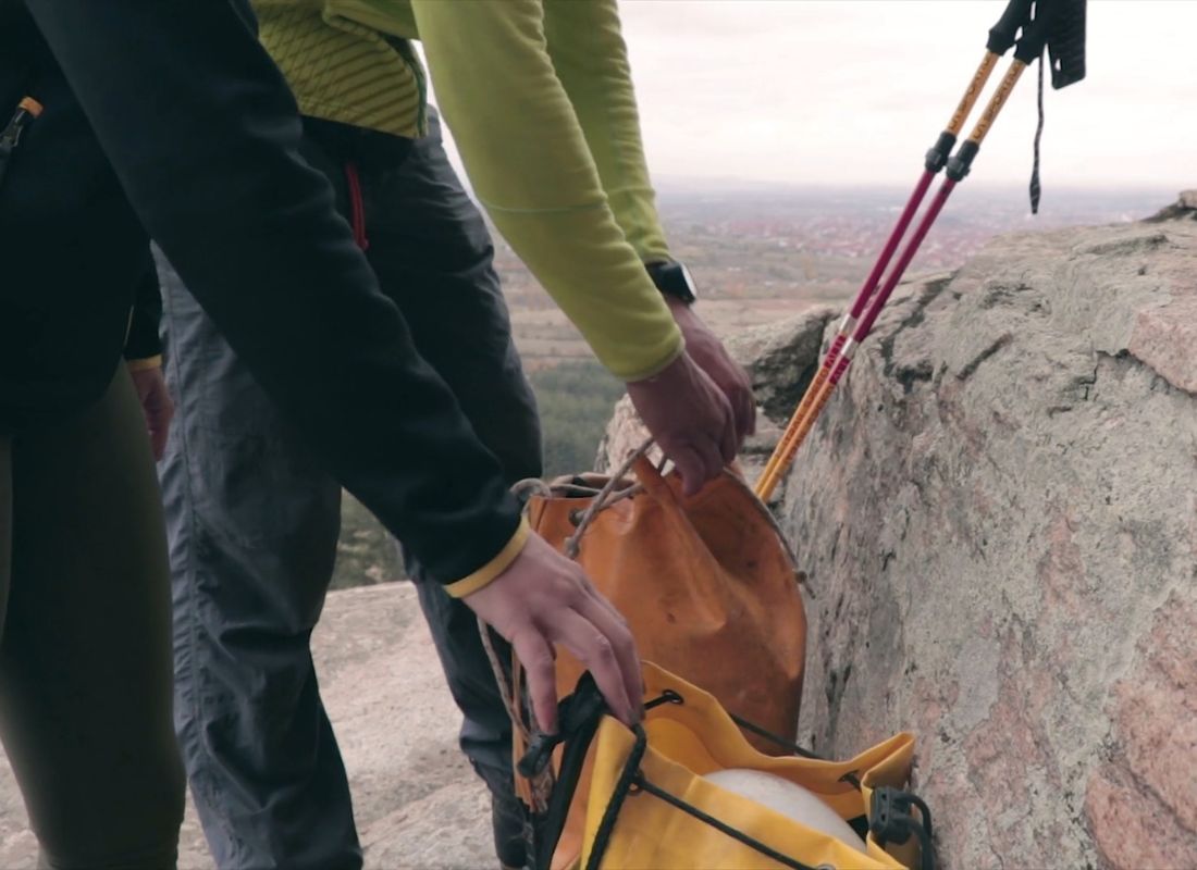 dve osobe uzimaju opremu za alpinizam