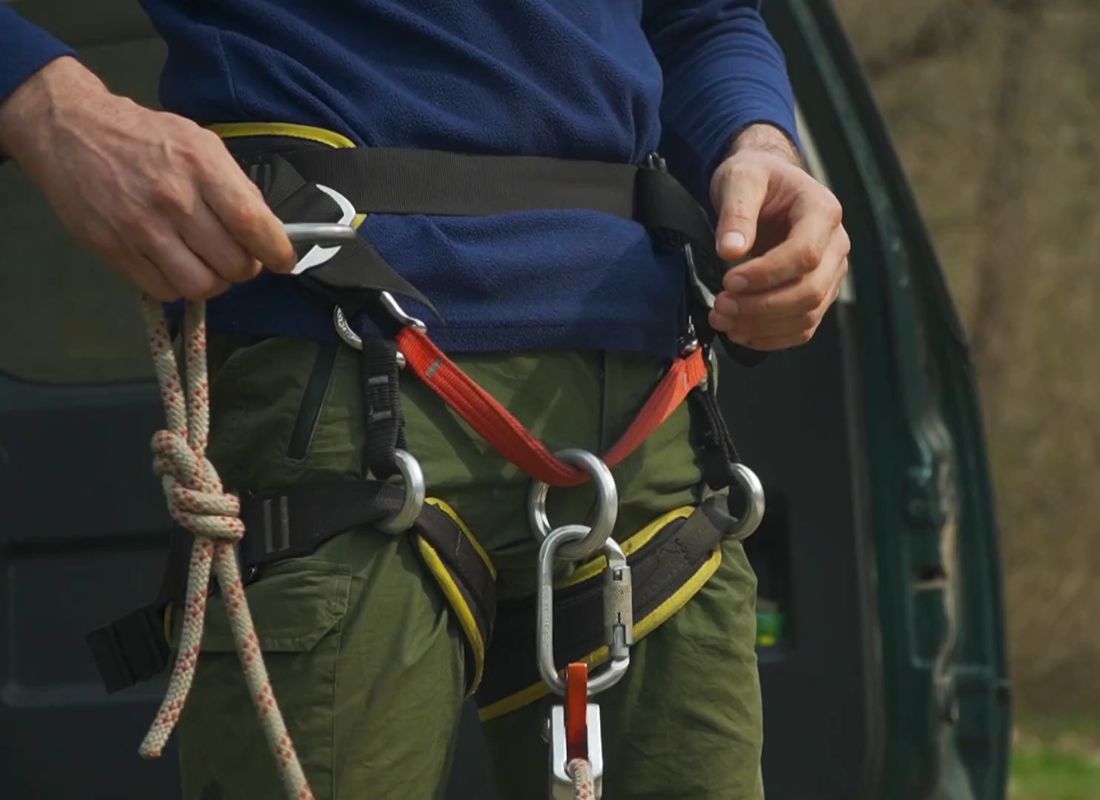 momak vezuje pojas za plenanje oko struka