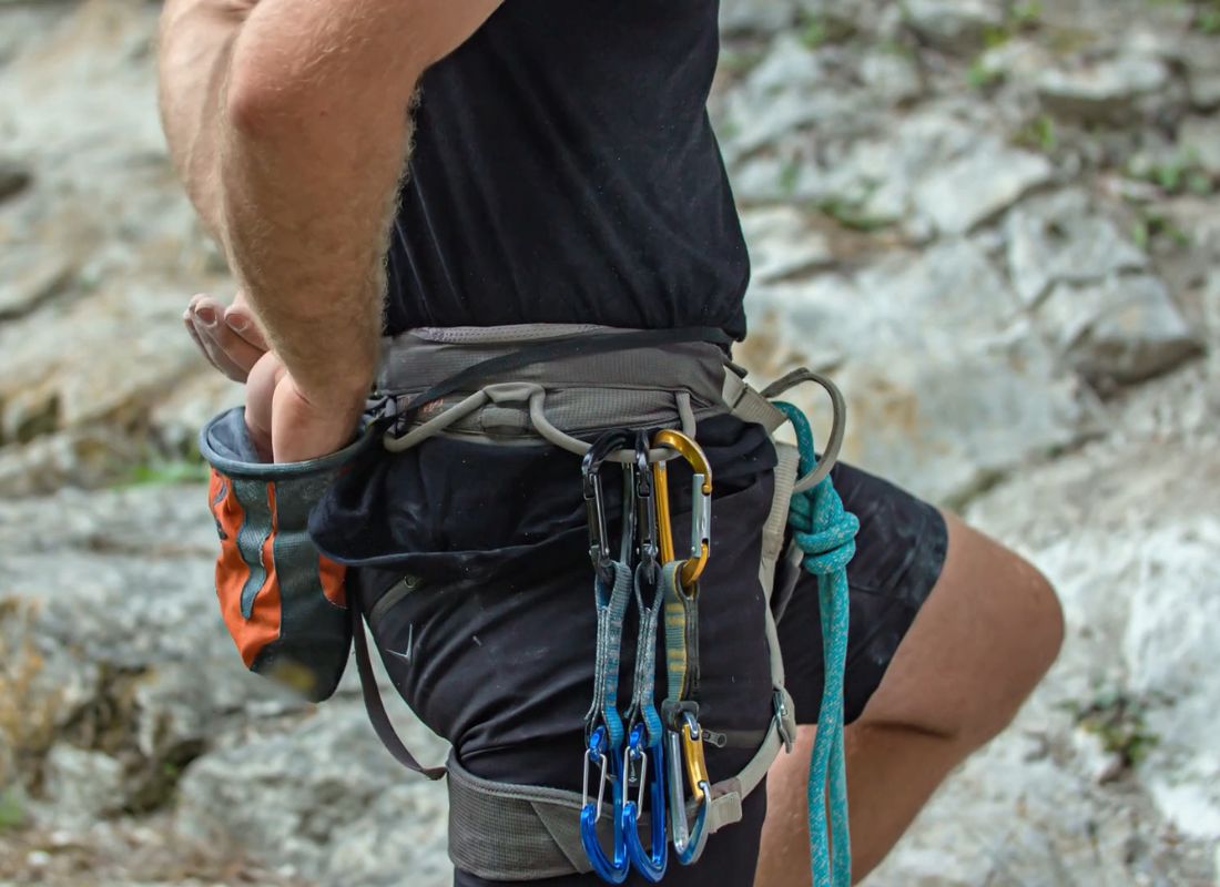 momak sa pojasom za penjanje i planinarenje oko struka šta na planini