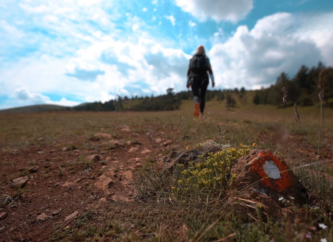 devojka šeta planinarskom stazom u srbiji